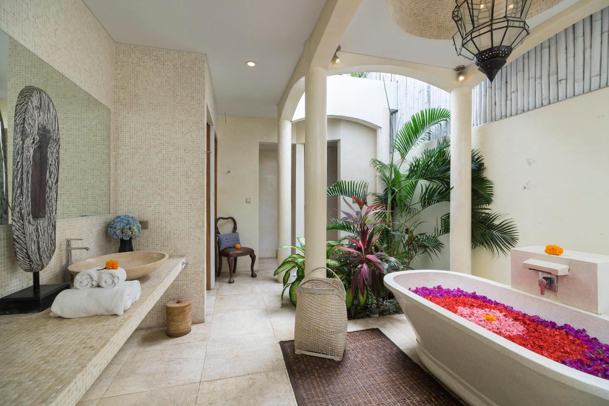 Elegant Villa Casabianca - Tropical Pool & Garden, Near Potato Head Beach Club! Seminyak Eksteriør billede