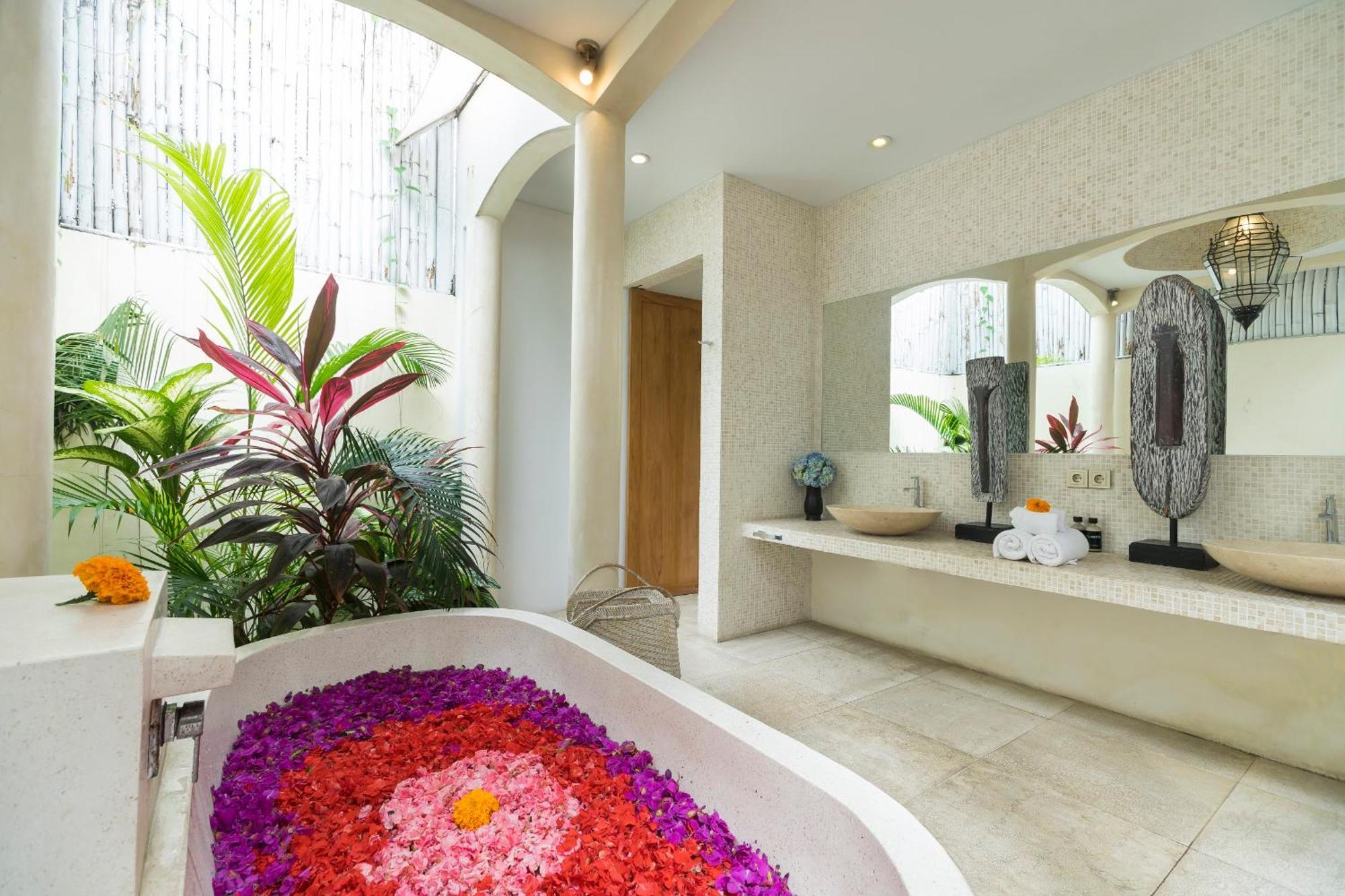 Elegant Villa Casabianca - Tropical Pool & Garden, Near Potato Head Beach Club! Seminyak Eksteriør billede
