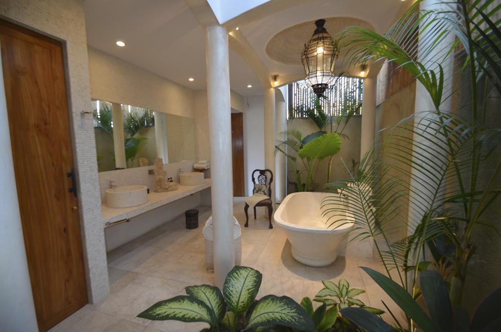 Elegant Villa Casabianca - Tropical Pool & Garden, Near Potato Head Beach Club! Seminyak Værelse billede